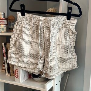Old Navy printed High Waist Cream Striped Shorts with Elastic Waistband M